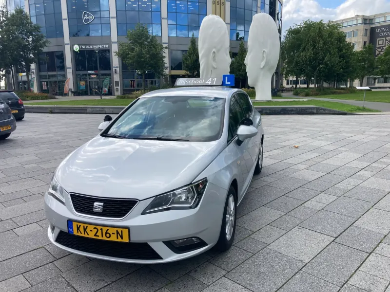 Lesauto van Rijschool 41 bij station Leeuwarden
