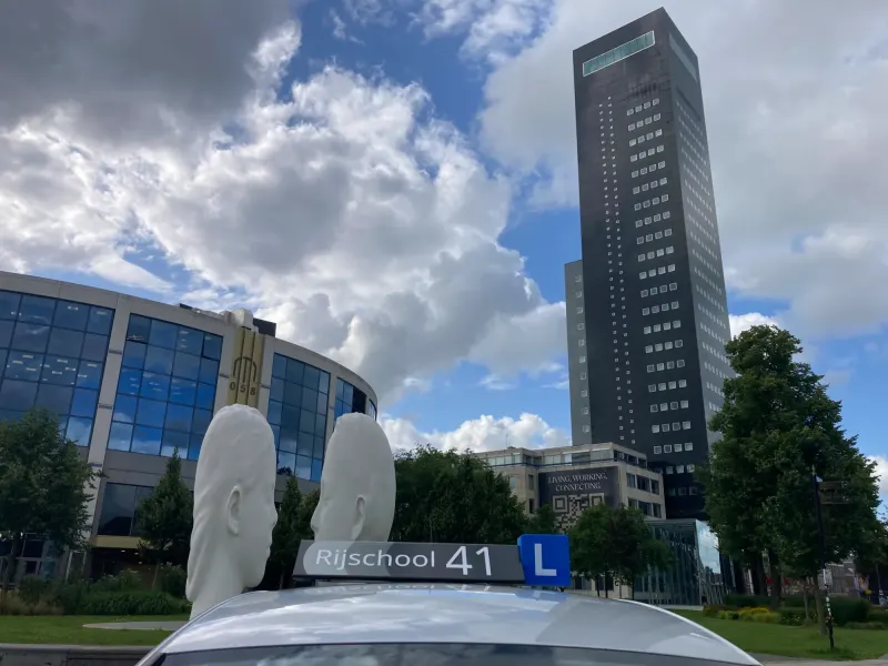 Rijschool 41 dakbord met het stadsgezicht van Leeuwarden