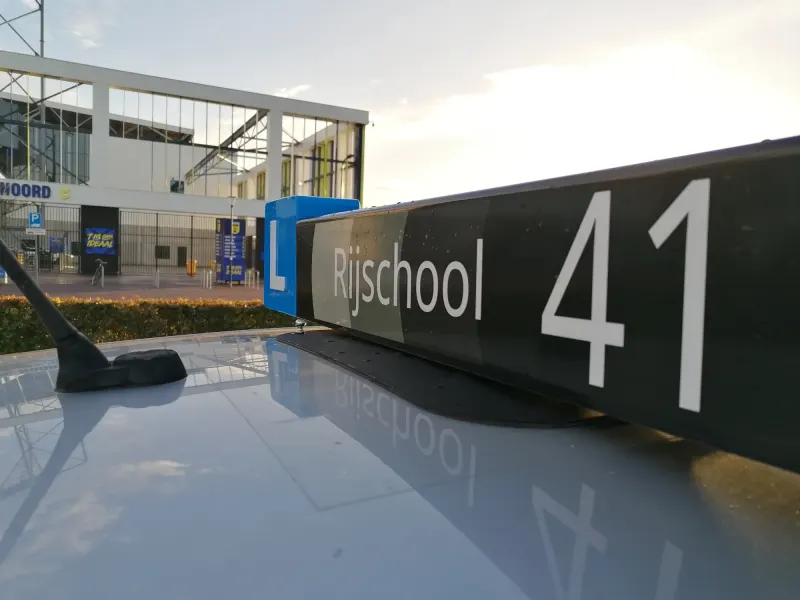 Rijschool 41 lesbord op het dak van de auto